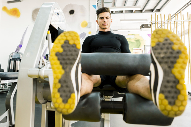 Handsome man working out in a  gym - Foto, Bild