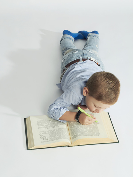 εκπαίδευση και σχολείο αγόρι concept.little με το βιβλίο στο πάτωμα. αστείο παιδί - Φωτογραφία, εικόνα