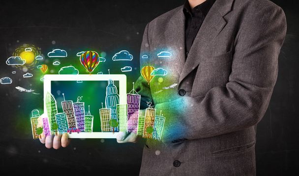 Joven mostrando tableta con paisaje urbano dibujado a mano - Foto, imagen