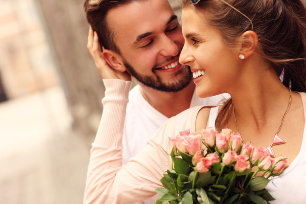 Çiçek ile genç Romantik Çift - Fotoğraf, Görsel