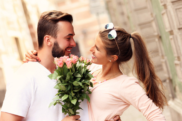Onnellinen romanttinen pari kukkia
 - Valokuva, kuva