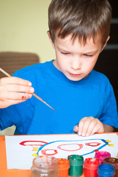 Kleiner Junge zeichnet - Foto, Bild