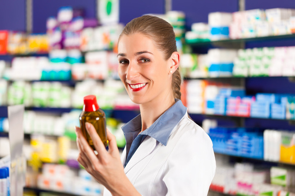 Farmacêutica feminina na farmácia
 - Foto, Imagem
