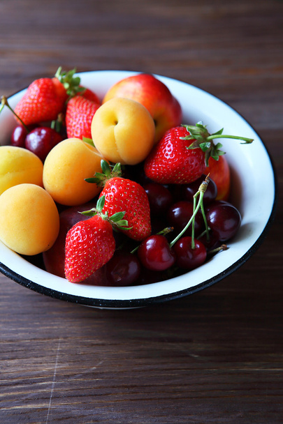 fresh fruits in white bowl - Φωτογραφία, εικόνα