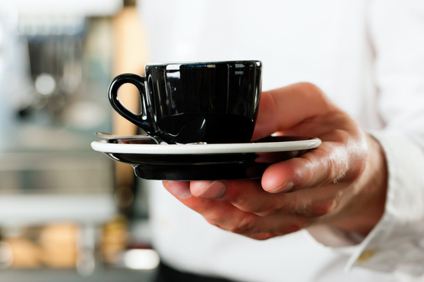 Coffeeshop - barista presents coffee or cappuccino - Foto, Bild