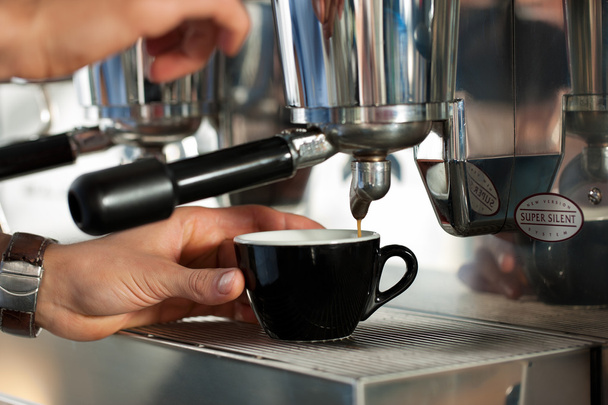 barista bereidt cappuccino - Foto, afbeelding
