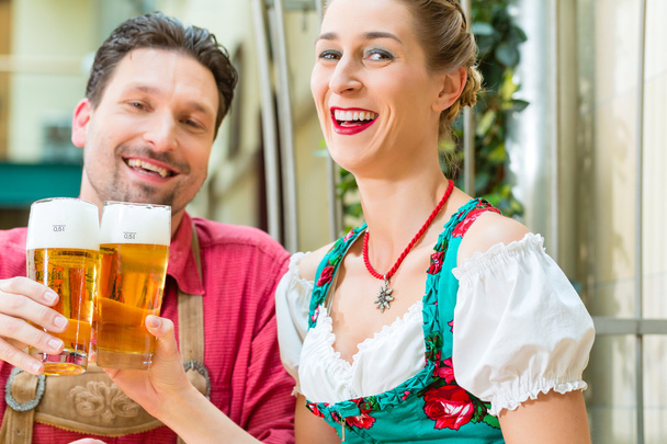 Parejas jóvenes en Bavaria en restaurante o pub
 - Foto, imagen