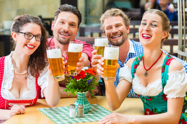amigos bebiendo cerveza en el restaurante o pub bávaro
 - Foto, imagen