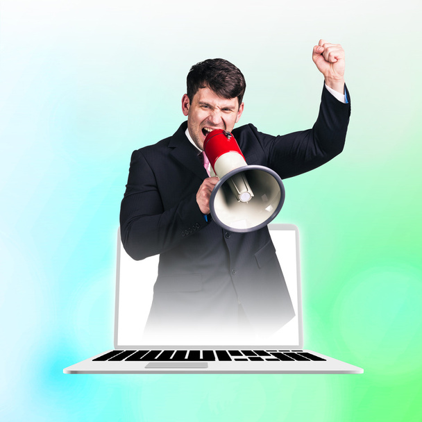 Kiabálás egy megafon, üzletember - Fotó, kép
