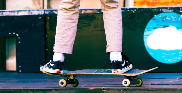 Muž stojící na skateboardu - Fotografie, Obrázek