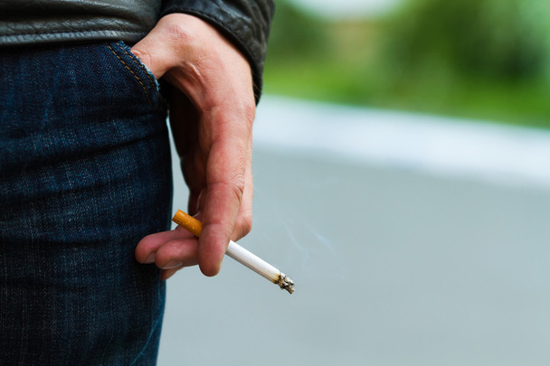 Homme tenir cigarette brûlante
 - Photo, image