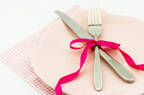 Tenedor y cuchillo decorado cinta roja
 - Foto, Imagen