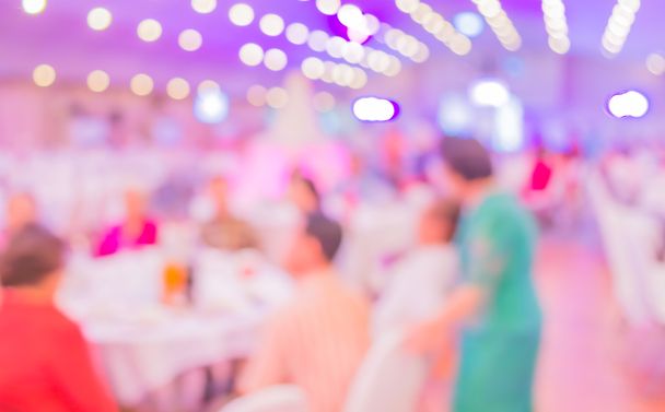 大きなダイニング テーブルで結婚式、ディナー、美しい光のフェスティバル イベント設定のイメージがぼやけ - 写真・画像