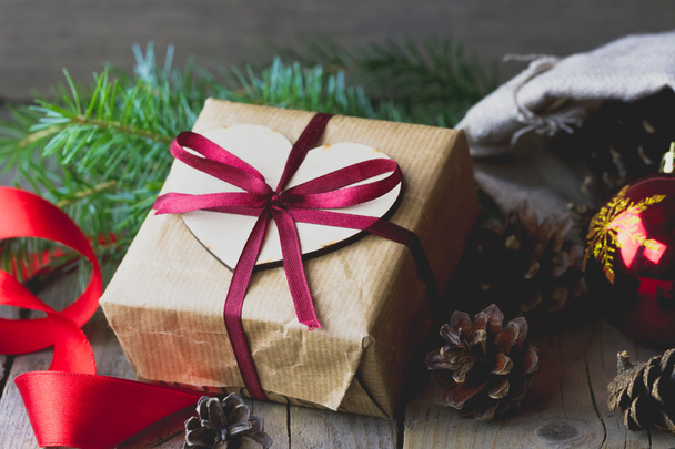 Scatola regalo di Natale decorata con fiocco
 - Foto, immagini