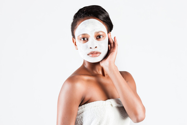 Mooie Afrikaanse vrouw met masker - Foto, afbeelding