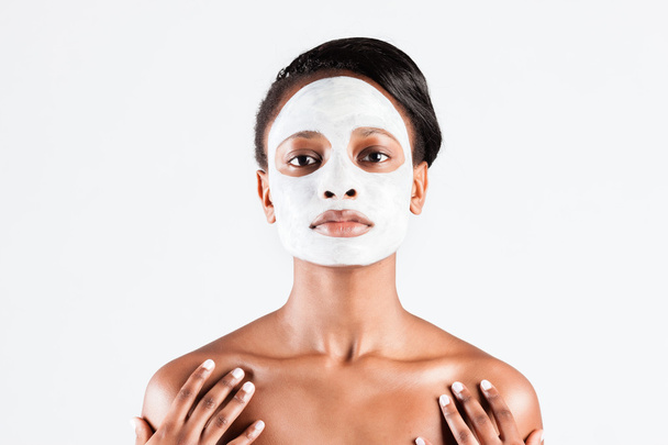 schöne Afrikanerin im Studio mit Gesichtsmaske - Foto, Bild