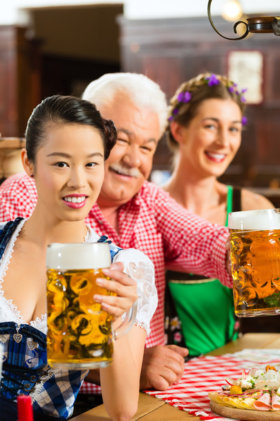 друзі, які п'ють пиво в Баварський pub - Фото, зображення