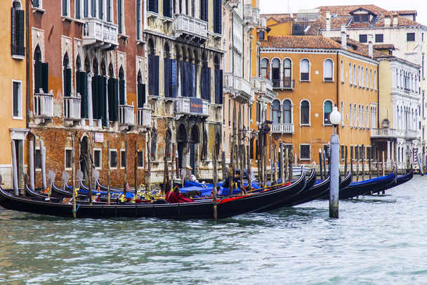 VENICE, ITÁLIA - em 4 de maio de 2015. As gôndolas estão ancoradas na costa do canal. Palácios antigos no aterro
 - Foto, Imagem