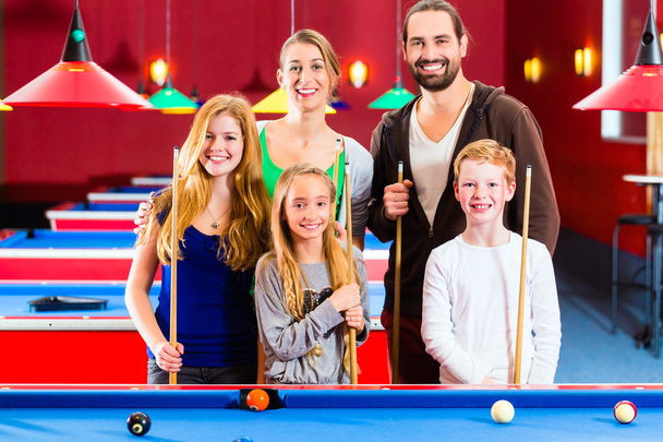 Aile iskambil Pool billiard oyunu  - Fotoğraf, Görsel