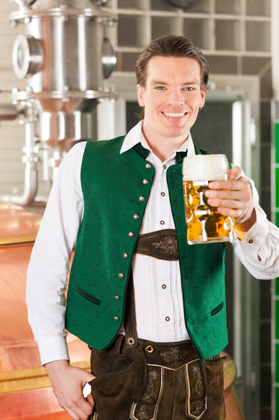 Homem com copo de cerveja na cervejaria
 - Foto, Imagem