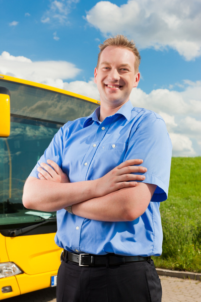Conductor delante de su autobús
 - Foto, Imagen