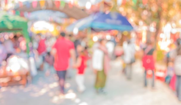 Розмите зображення людей, що ходять на денному ринку в сонячний день, синій
 - Фото, зображення