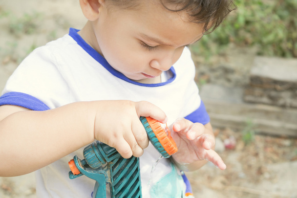chlapec hrát s zahradní hadice - Fotografie, Obrázek