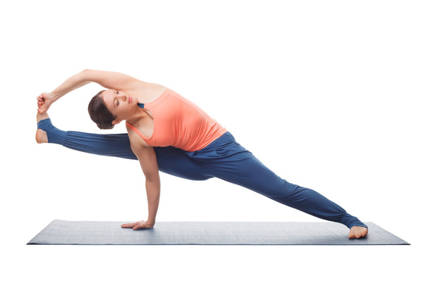 Hermosa chica yogui en forma deportiva practica yoga asana visvamitrasa
 - Foto, imagen