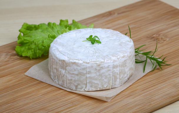 カマンベール チーズ ハーブ添え - 写真・画像