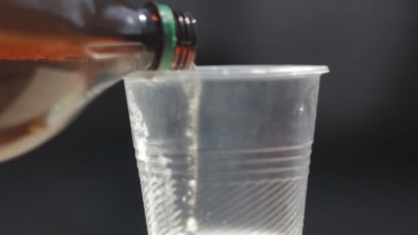 Пластиковая чашка с пивом
 - Кадры, видео