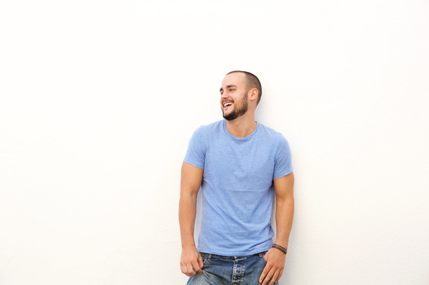 Nuori mies sininen paita nauraa
  - Valokuva, kuva