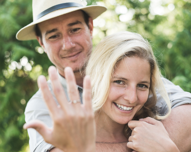 Verlobtes Paar, Frau zeigt Ring - Foto, Bild