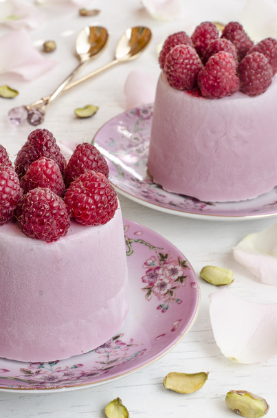 Raspberry ijs met frambozen en pimpernoten (pistaches) - Foto, afbeelding
