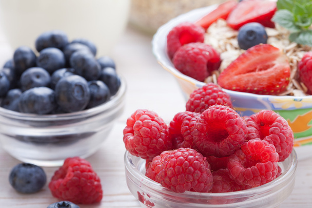 Breakfast - berries, fruit and muesli - Фото, зображення