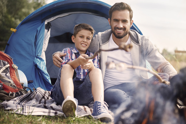 pai com filho acampar
 - Foto, Imagem