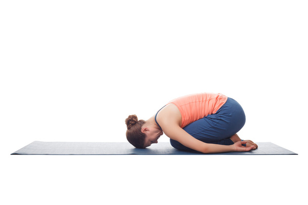 Bonito desportivo ajuste yogi menina práticas ioga asana balasana
 - Foto, Imagem