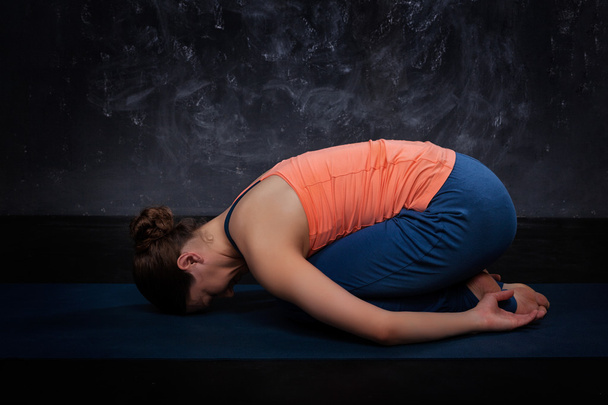 Bonito desportivo ajuste yogi menina práticas ioga asana balasana
 - Foto, Imagem