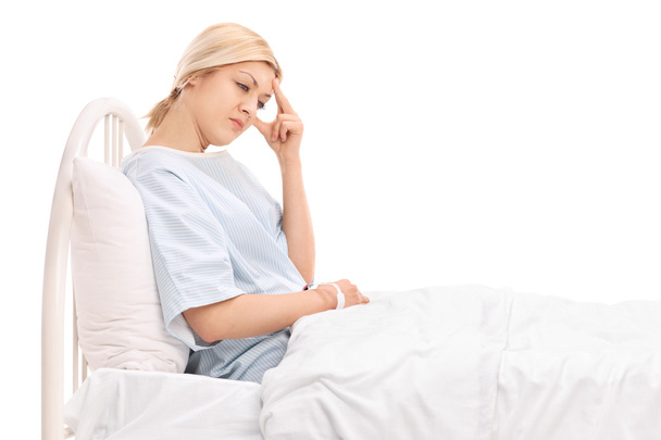 Female patient lying in a hospital - Valokuva, kuva