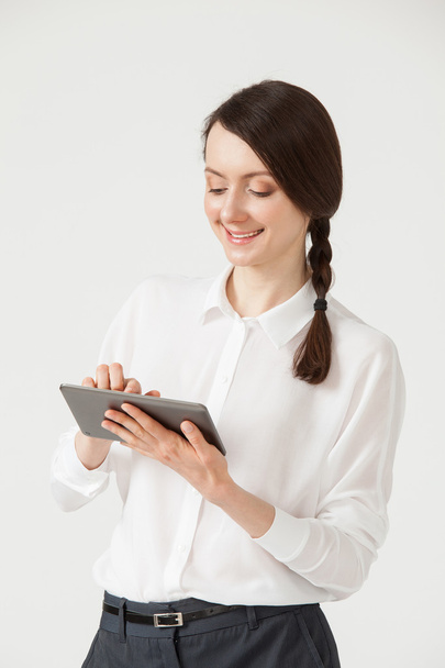 Imprenditrice in possesso di un pad e mostrando pollice in su
 - Foto, immagini