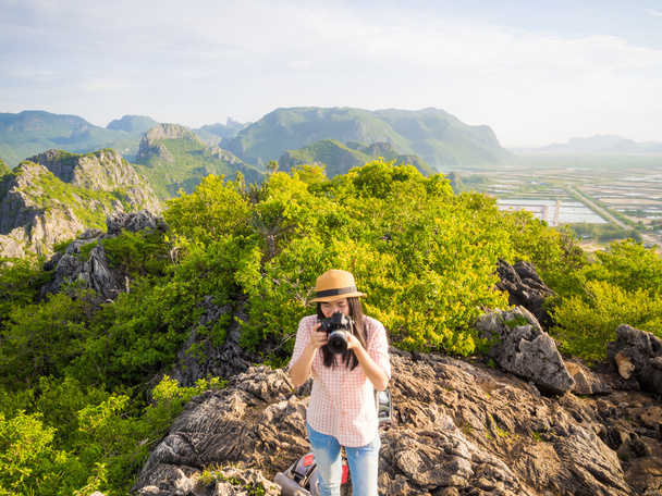 mladý turista s kamerou  - Fotografie, Obrázek