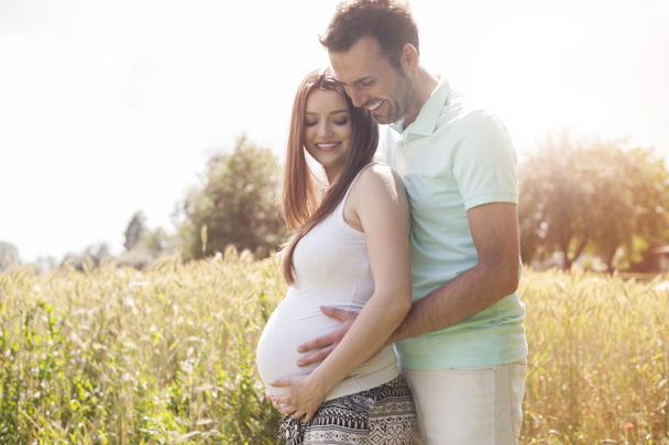 έγκυος γυναίκα με νεαρό άντρα - Φωτογραφία, εικόνα