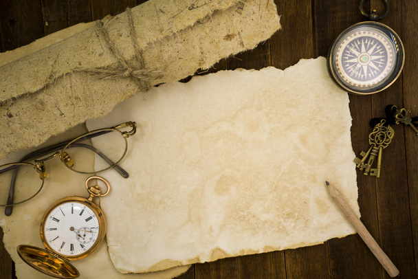 Old paper, compass, pocket watch on wooden background - Foto, afbeelding