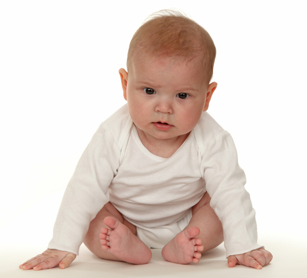 Bebê sentado no chão
 - Foto, Imagem
