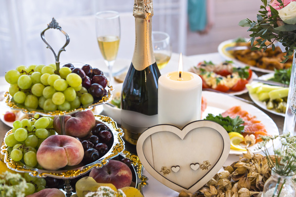 Весільний стіл з прикрасою у формі серця
 - Фото, зображення