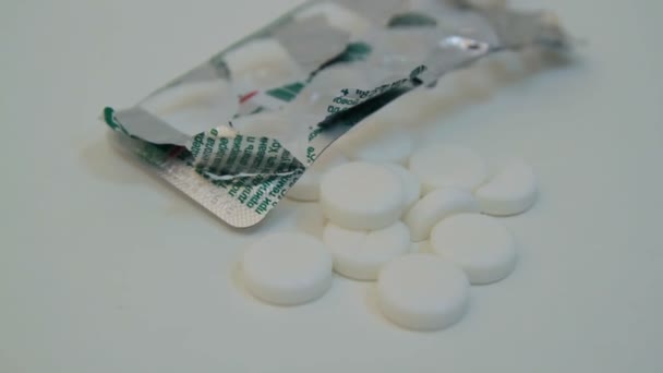 білі таблетки на столі
 - Кадри, відео