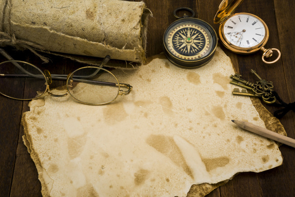 Old paper, compass, pocket watch on wooden background - Foto, afbeelding