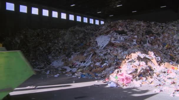 Zákulisní pohled na kroky moderní recyklace - Záběry, video