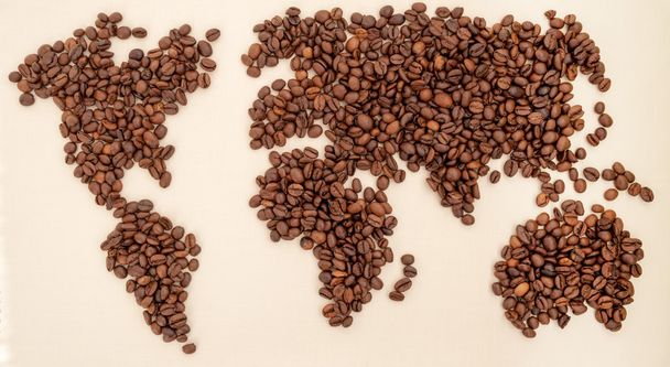 Grãos de café torrados dispostos em um mapa do mundo
 - Foto, Imagem