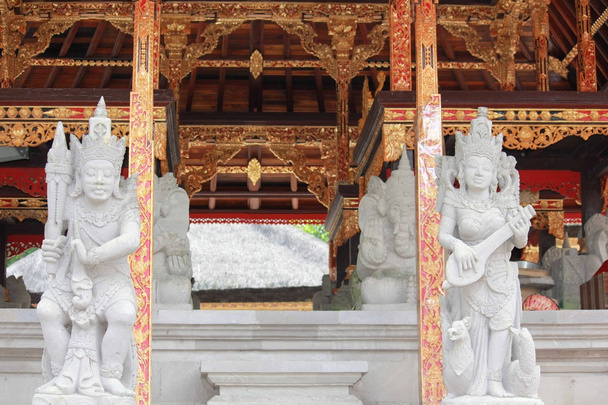 Estatuas y arquitectura balinesas tradicionales
 - Foto, imagen