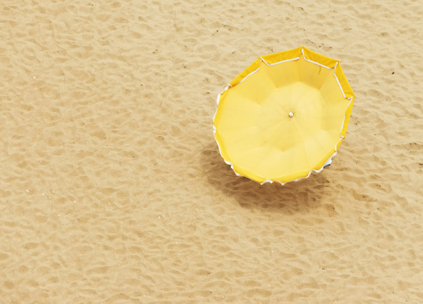 Guarda-sol amarelo na praia
 - Foto, Imagem